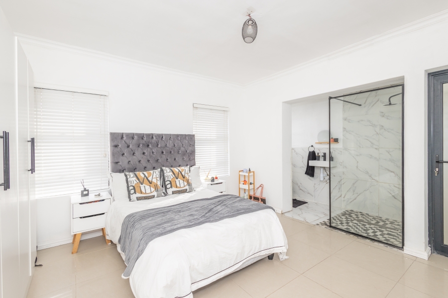 6 Bedroom Property for Sale in Jakarandas Western Cape